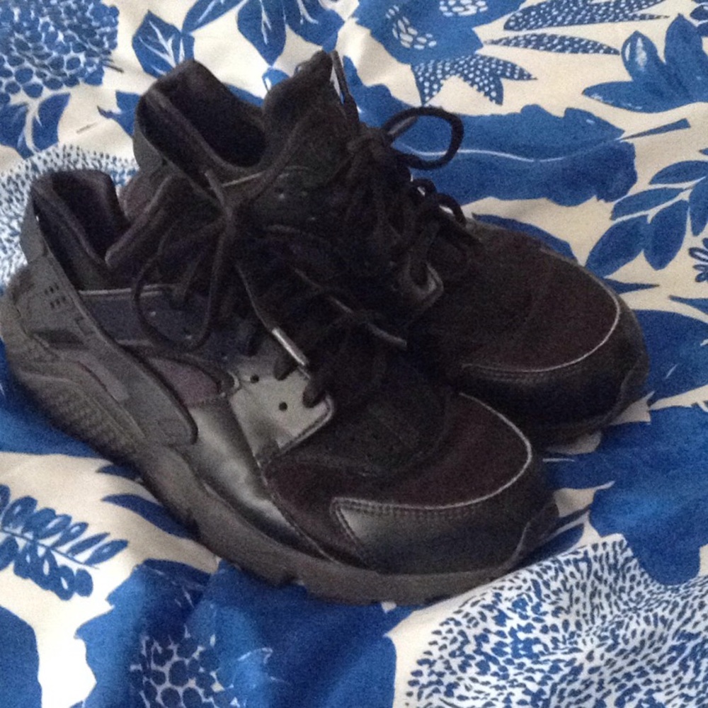 Black huaraches